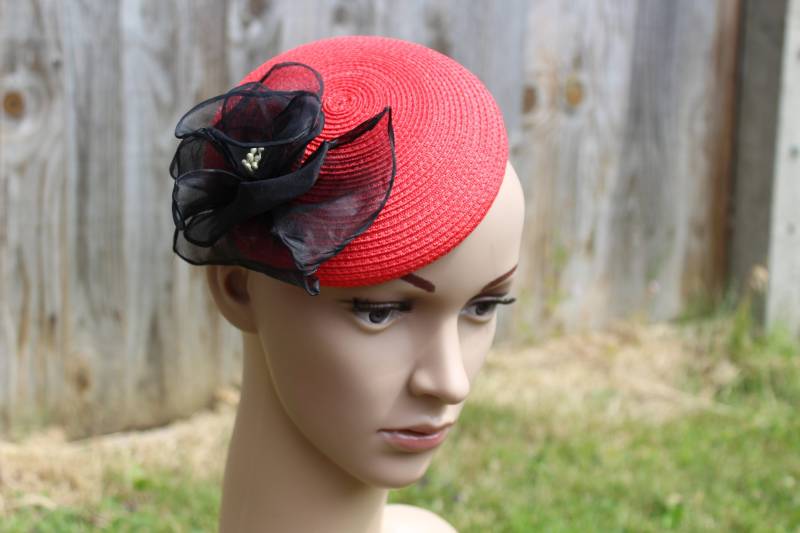 Rote Cocktail Strohhut Mit Schwarzen Kopfbedeckung Blume von PlimAkBanza