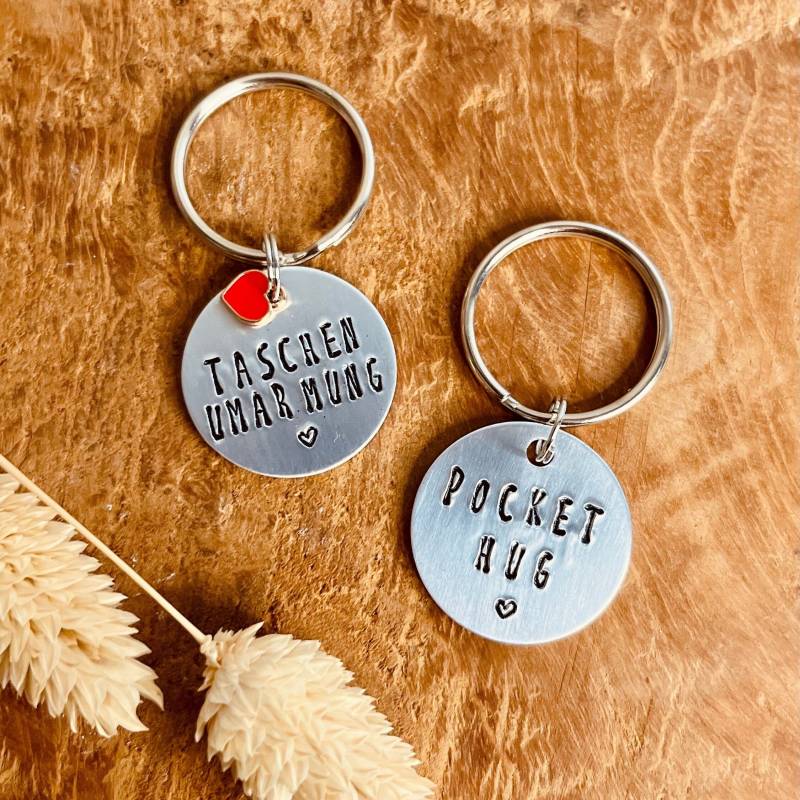Taschenumarmung, Pockethug, Schlüsselanhänger Aus Metall, Metallstamping, Mutmacher, Glücksbringer, Weihnachten, Adventskalender von Ploettchendame