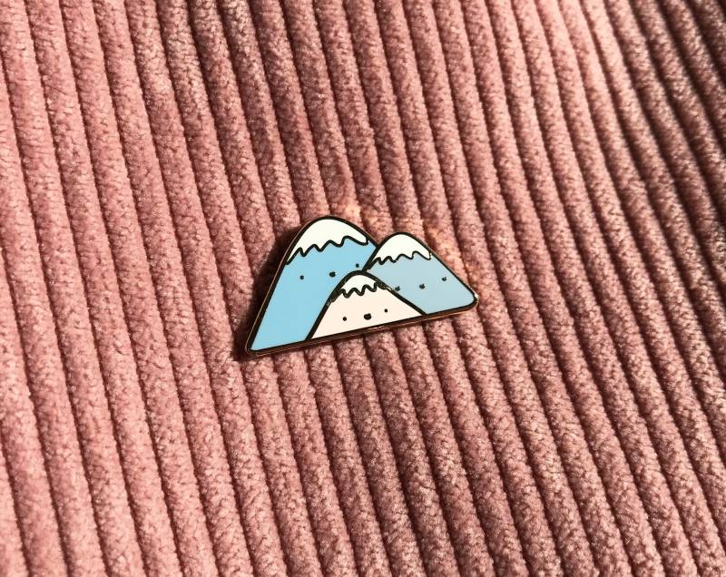Emaille-Anstecker - Kawaii Pastellberge Süße Anstecknadel Bergnadeln von Ploobee
