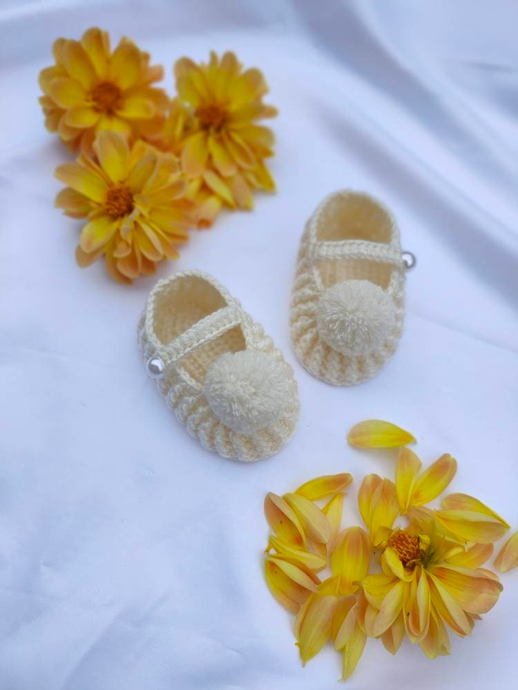 Creme Handmade Häkeln Gestrickt Baby Babys Säugling Mädchen Stiefel Booty Booties Kinderwagen Schuhe Mary Jane, Neugeborene Baby-Dusche-Geschenk von PlooshyBoutique