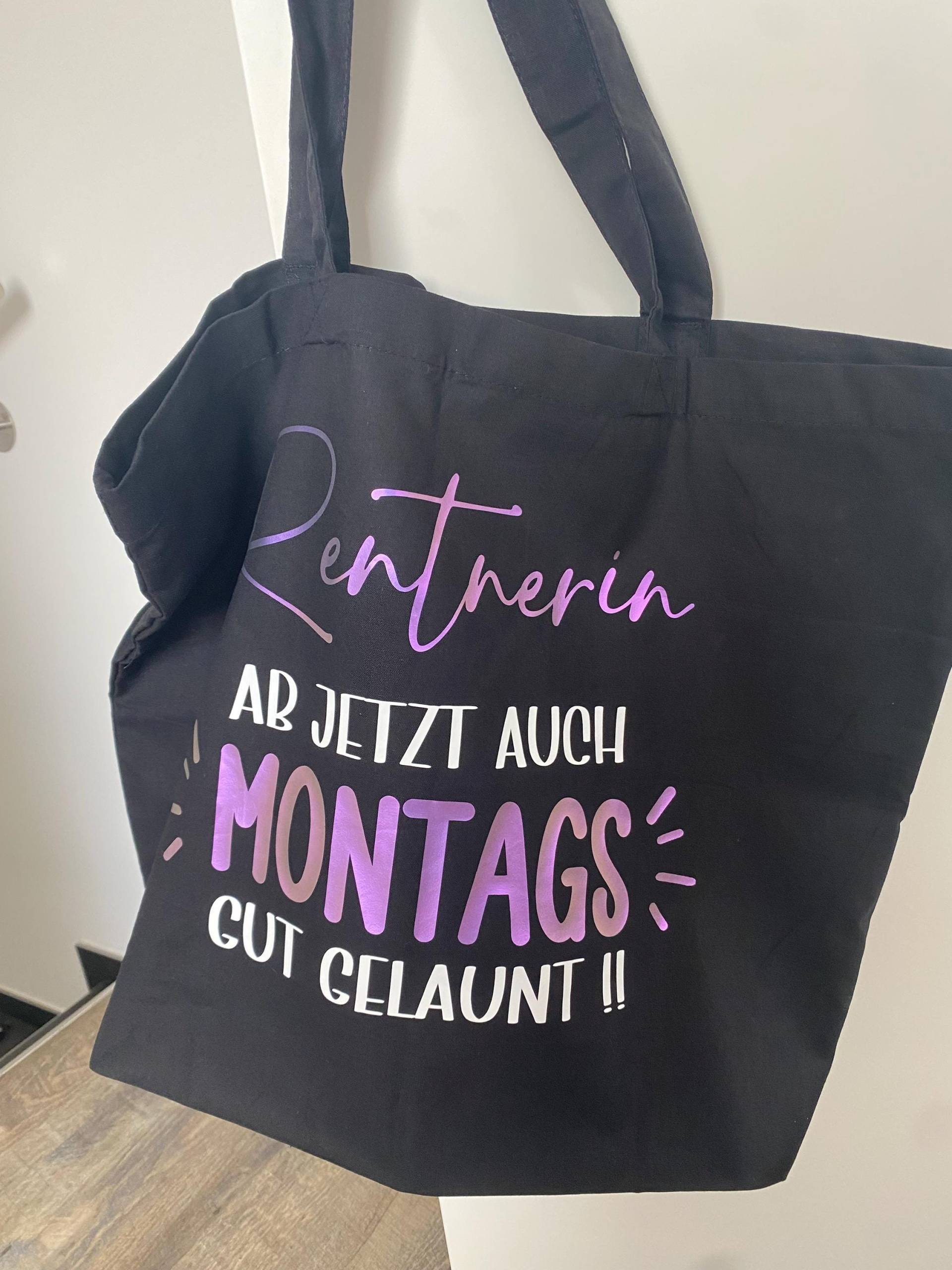 Personalisierter Jutebeutel Für Rentnerin Geschenk Zur Rente "Montags Gut Gelaunt" Einkaufstasche Mit Witzigem Spruch Personalisierter Jutebeutel Für Rentnerin Geschenk Zur Rente "Montags Gut Gelaunt" Einkaufstasche Mit Witzigem Spruch von PlottNPrint24