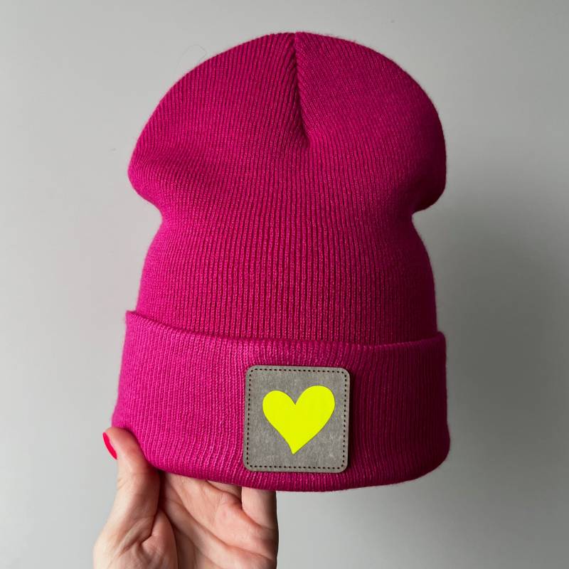 Damen Mütze Pink Mit Herzapplikation in Neongelb Auf Einem Edlen Leder Patch - Trendy Und Absolut Stylisch Für Den Herbst Winter von PlotterPassion
