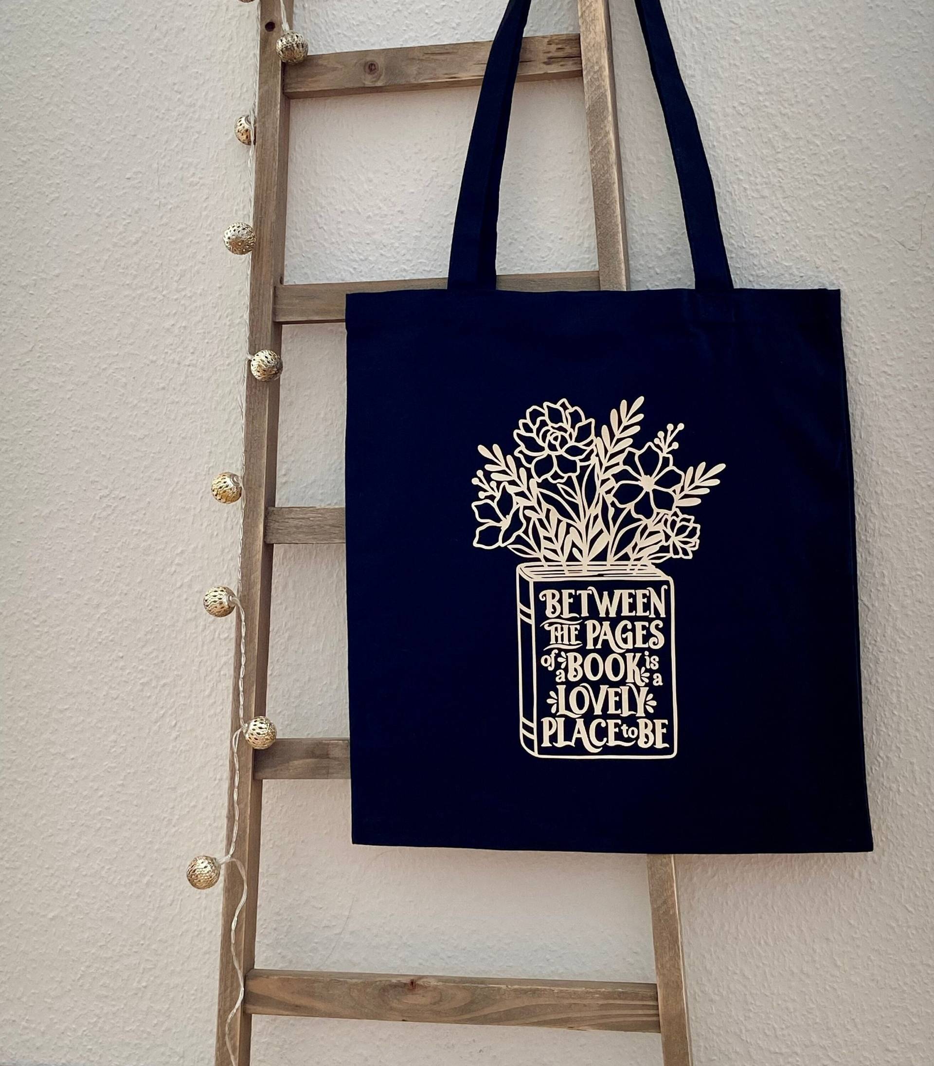 stofftasche, Tragetasche, Booklover "Between The Pages Of A Book Is Lovely Place To Be" stofftasche, Tragetasche, Booklover "Between The Pages Of A Book Is Lovely Place To Be" von PlotterUndStickliebe