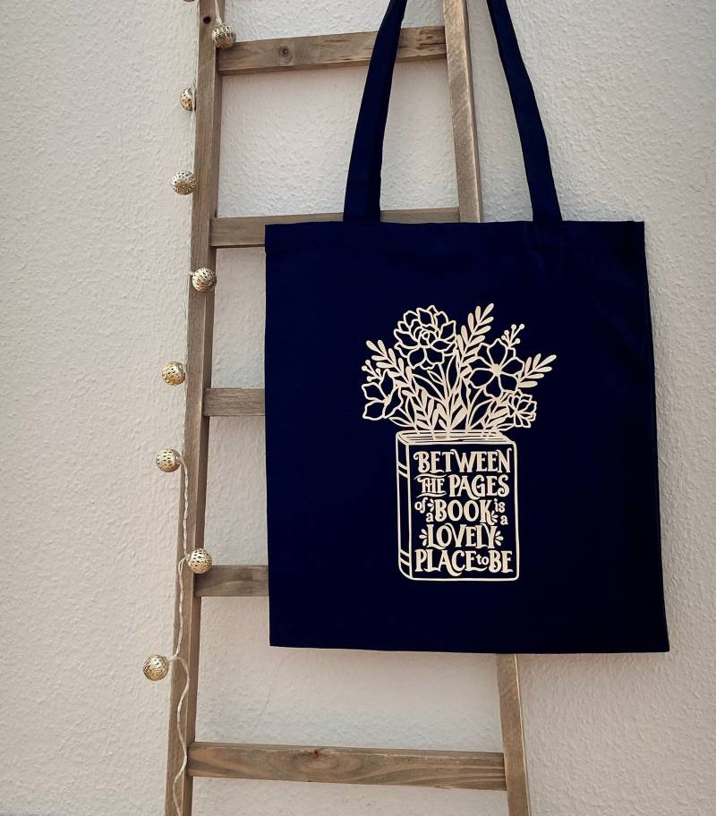 stofftasche, Tragetasche, Booklover "Between The Pages Of A Book Is Lovely Place To Be" von PlotterUndStickliebe