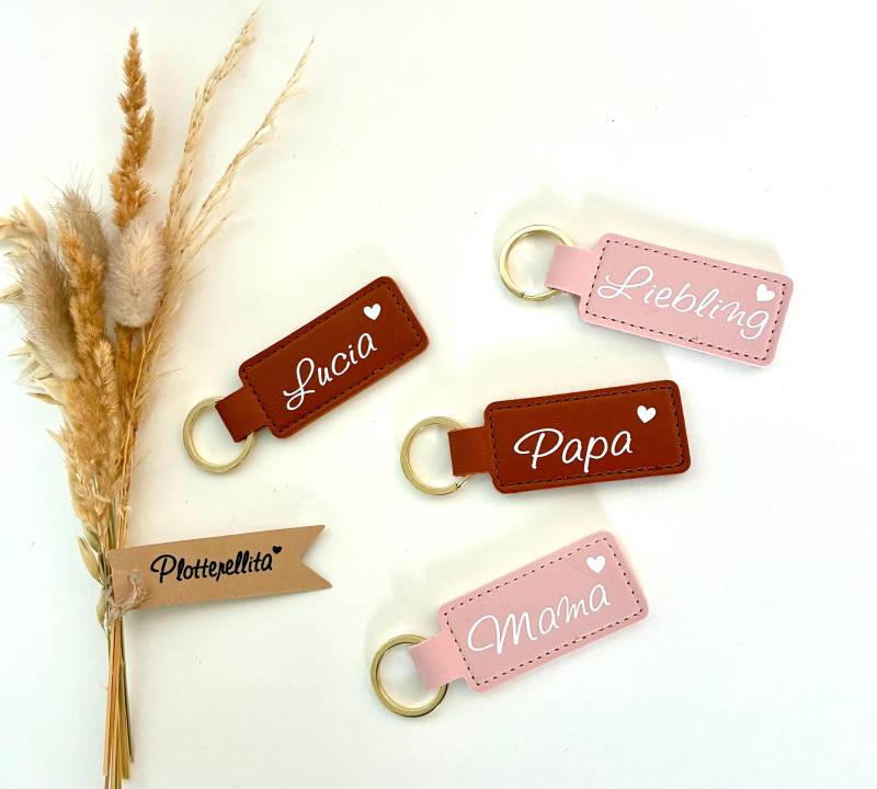 Personalisierter Schlüsselanhänger Aus Kunstleder | Geschenk Für Mama, Papa, Lieblingsmensch Namensanhänger Mit Herz von PlotterellitaShop