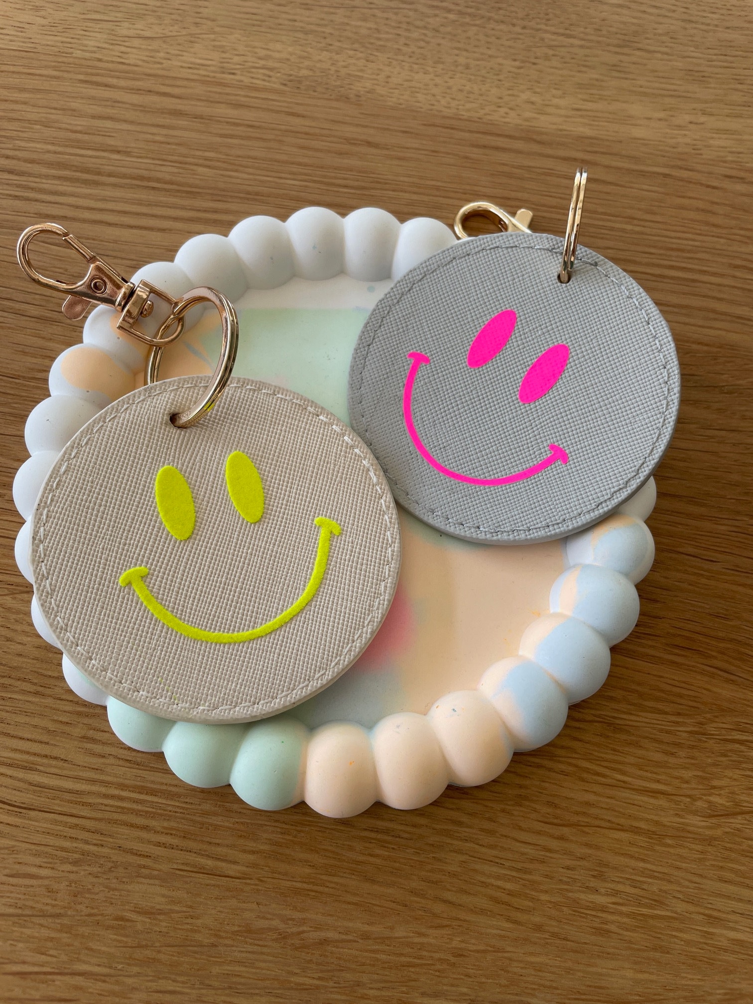 Schlüsselanhänger Mit Süßem Smiley in Neon Pink Und Gelb Aus Kunstleder Schlüsselanhänger Mit Süßem Smiley in Neon Pink Und Gelb Aus Kunstleder von Plotterfaktur