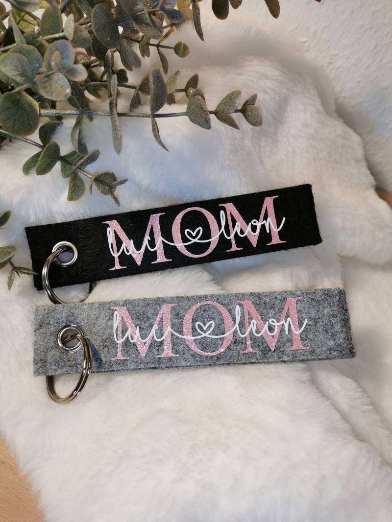Personalisierter Schlüsselanhänger "Mom" Aus Filz - 2 Grundfarben Wählbar von Plottergirl
