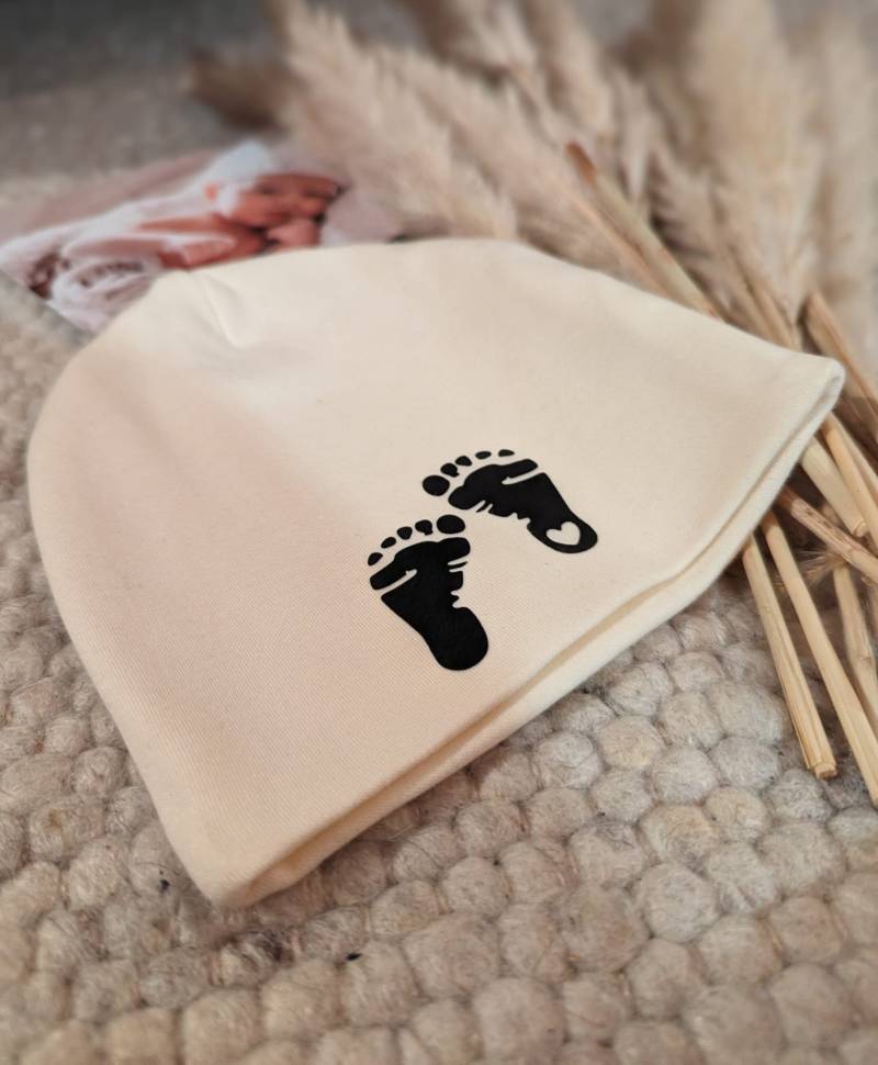 Babymützchen Mit Fußabdruck - Personalisierung Möglich von PlotterhimmelShop
