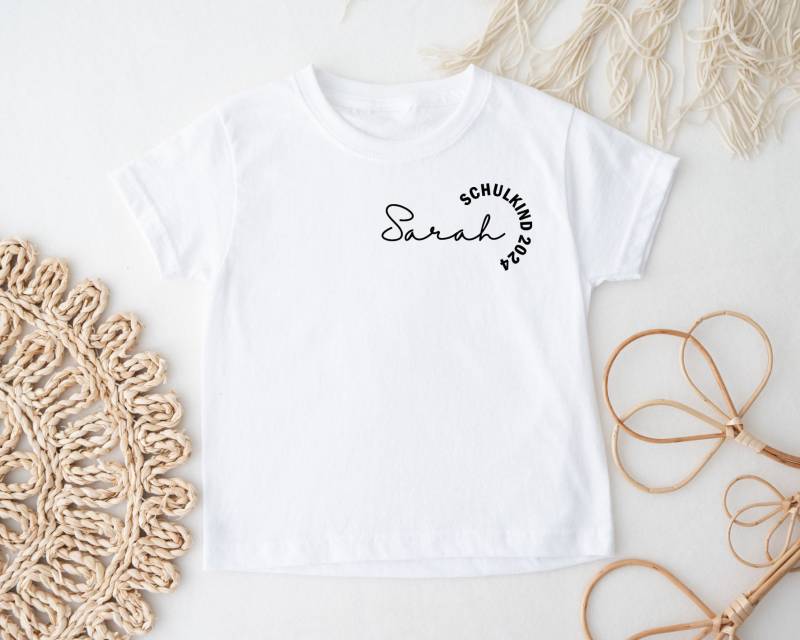 T-Shirt "Schulkind 2024" Halbkreis Mit Name Personalisiert - Einschulung | Ende Kindergarten Schultüte Kinder Mädchen Junge Erste Klasse von Plotterpaar