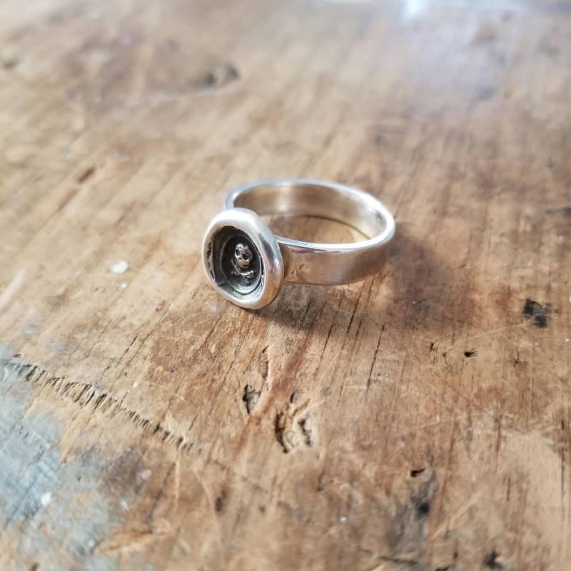 Skull & Crossbones Wachs Siegel Ring - Memento Mori Whimsy R 295 Skull & Crossbones Wachs Siegel Ring - Memento Mori Whimsy R 295 von PlumAndPoseyInc