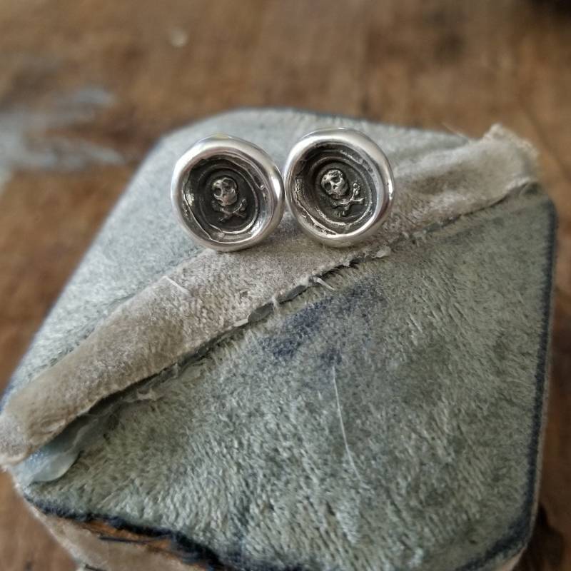 Totenkopf Wachssiegel Ohrstecker - Memento Mori 295Ear von PlumAndPoseyInc