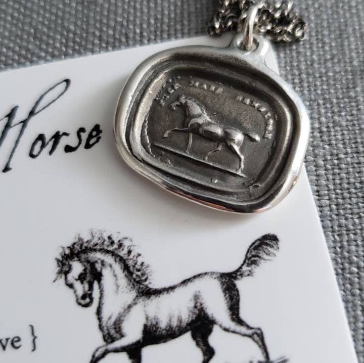 Übermütig Und Doch Einfühlsam - Größere Version Pferde Wachs Siegel Kette in Silber Reiterschmuck Reiterkette 441 von PlumAndPoseyInc