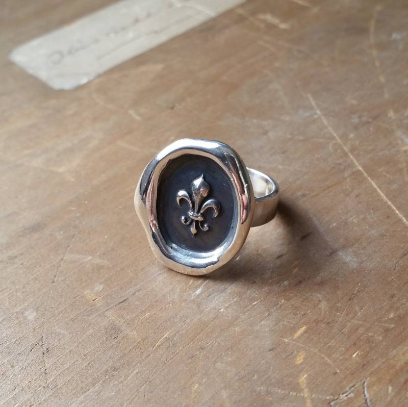 Wachs Siegelring Fleur De Lis - Lyse R283 Wachs Siegelring Fleur De Lis - Lyse R283 von PlumAndPoseyInc