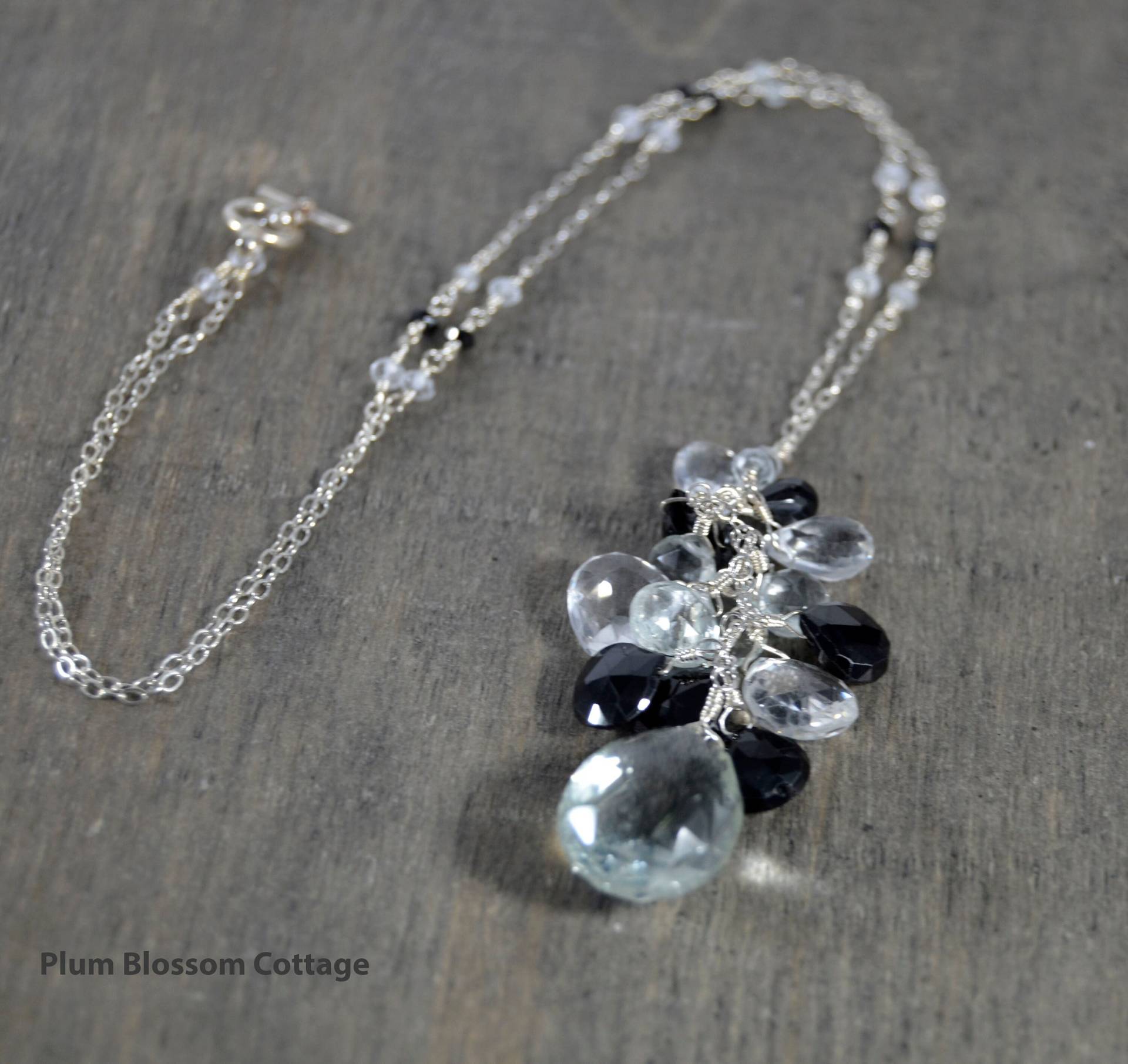 Grüner Amethyst, Schwarzer Spinell Und Weißtopas Facettierte Briolette Cluster Halskette 925 Silber Grüner Amethyst, Schwarzer Spinell Und Weißtopas Facettierte Briolette Cluster Halskette 925 Silber von PlumBlossomCottage