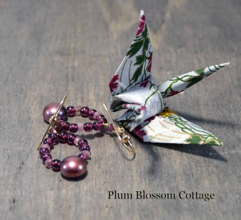 Januar Geburtsstein Ohrringe - Granat, Pink Turmalin, Lila Süßwasserperle Handgemachte Perlen Creolen 14K Gold Filled Kostenloser Versand Januar Geburtsstein Ohrringe - Granat, Pink Turmalin, Lila Süßwasserperle Handgemachte Perlen Creolen 14K Gold Filled Kostenloser Versand von PlumBlossomCottage