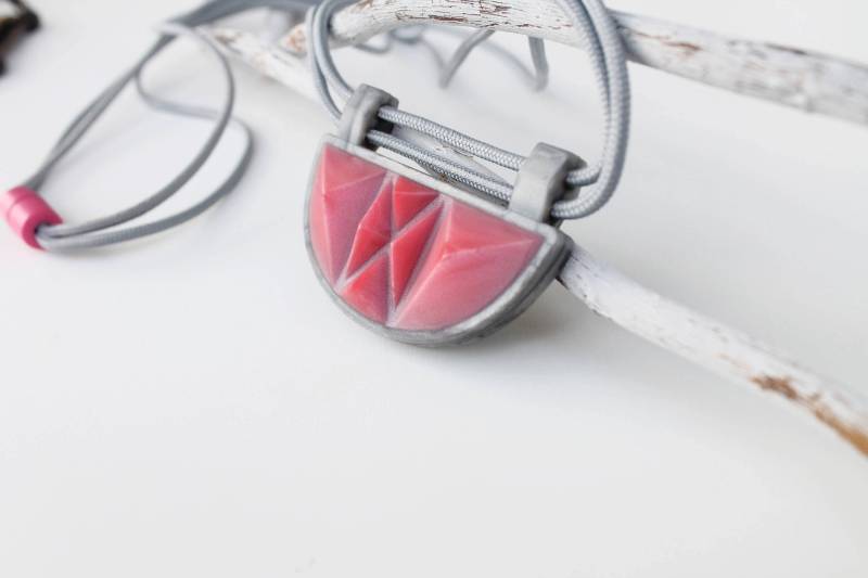 Einzigartige Silber Und Rosa Silikon Beißende Halskette von PlumDillyLLC