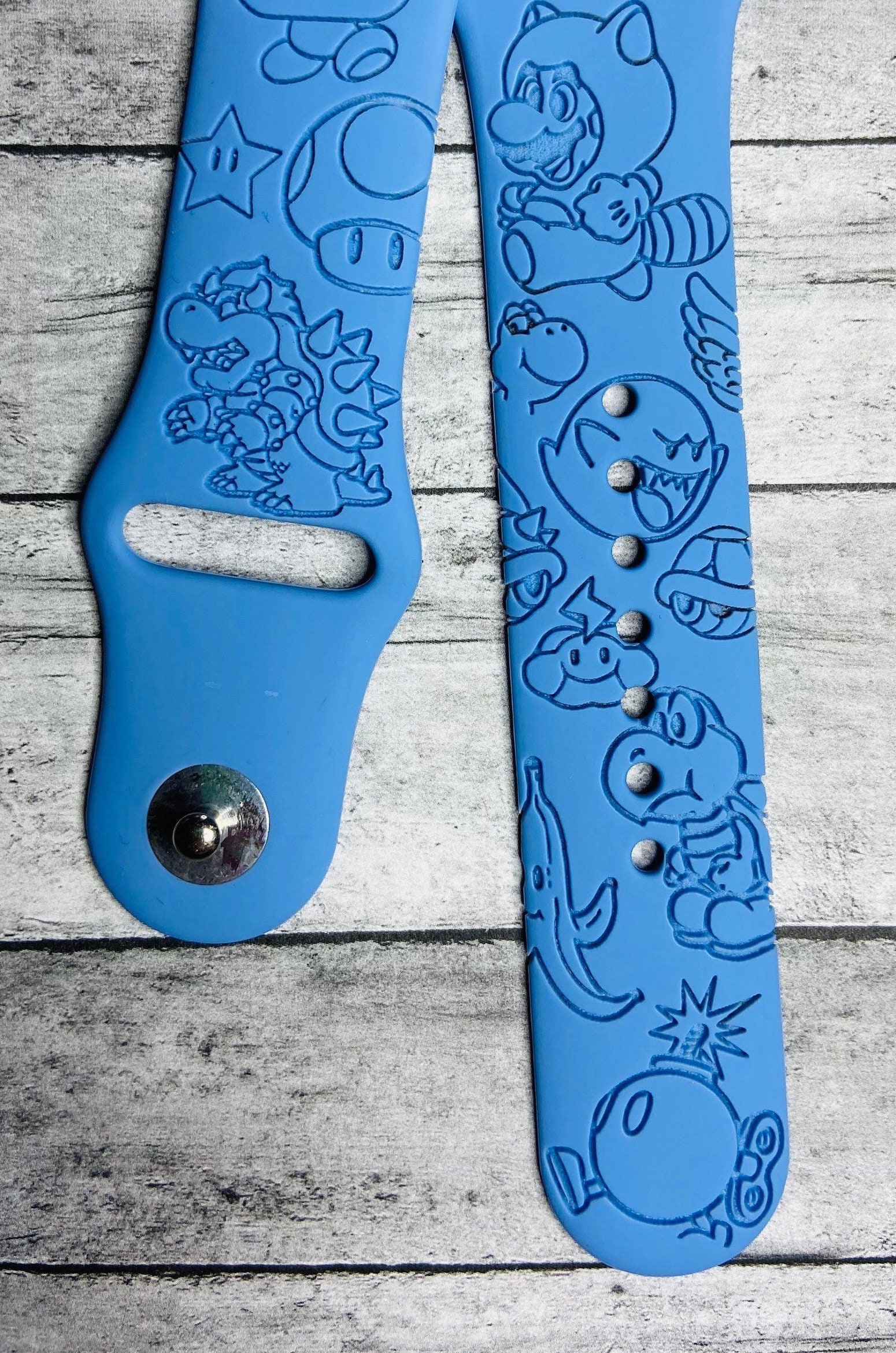 Laser Gravierte Smart Armbanduhr, Samsung, Fitbit Versa 2 Armband, Geschenke Für Männer, Papa, Mario Bros Laser Gravierte Smart Armbanduhr, Samsung, Fitbit Versa 2 Armband, Geschenke Für Männer, Papa, Mario Bros von PlumInkDesigns