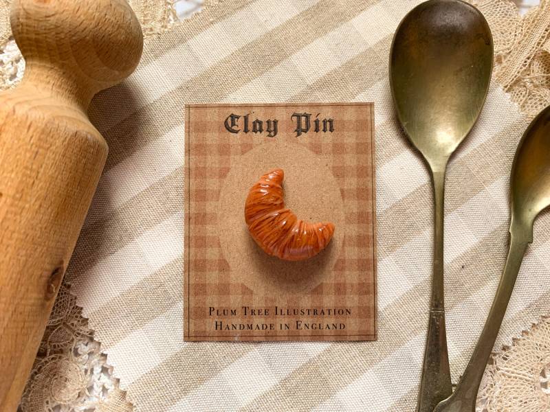 Croissant Pin | Fimo Cottagecore Handmade Bäckerei Futterstift 3D Anstecker Geschnitzte Anstecknadel von PlumTreeIllustration