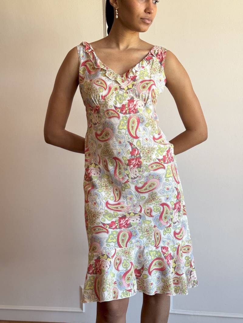 00Er Jahre Cabi Floral Paisley Rayon Kleid - Rüschen Ausschnitt, Pastell Print von PlumeVintageBoutique