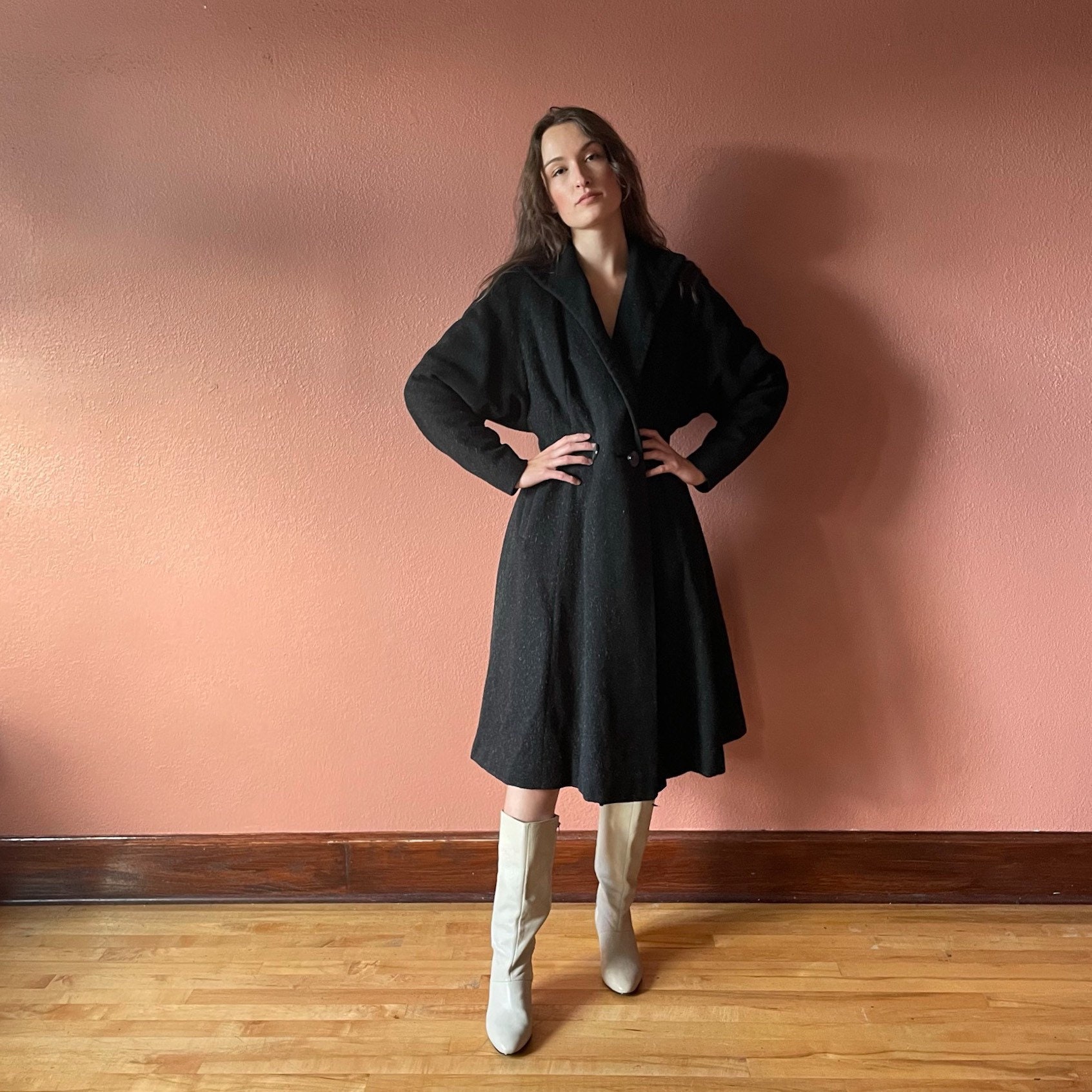 1940Er Jahre Schwarzer Mohair Swing Mantel - Vintage Winterjacke, Schleife Detail, Medium von PlumeVintageBoutique