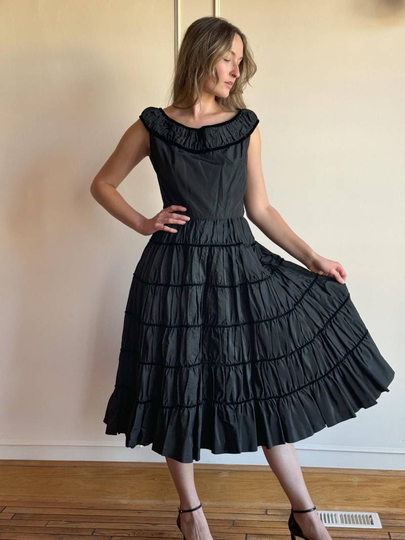 1940Er Jahre Kleine Schwarze - Partykleid Rüschenrock, Samt-Paspel -Jonathan Logan von PlumeVintageBoutique