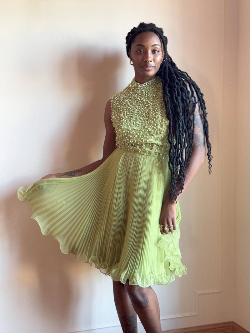 Vintage 60S Perlen Mini Kleid - Hellgrüner Leporello-Rock von PlumeVintageBoutique