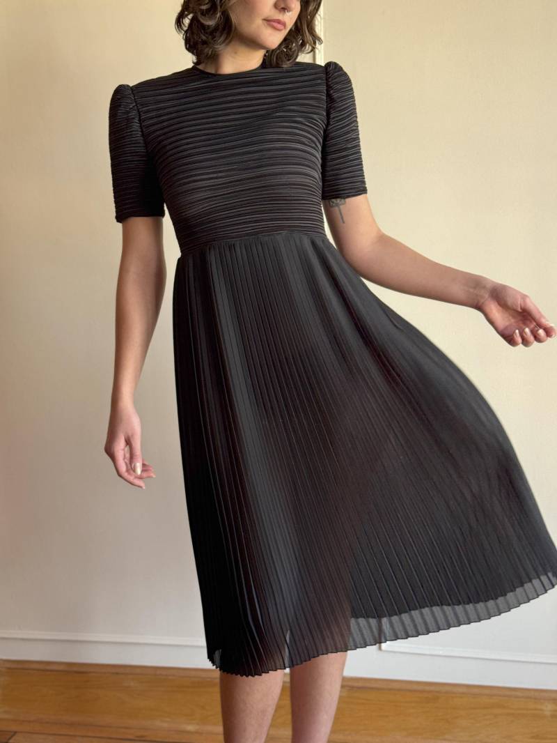 60Er Jahre Origami Plissiertes Schwarzes Festliches Kleid Kontrastreich Mit Puffärmeln von PlumeVintageBoutique