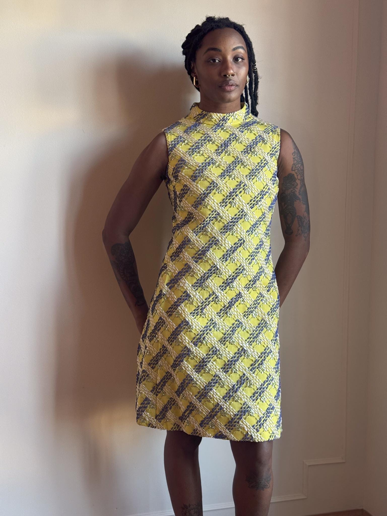 60Er Jahre Mini Kleid - Gelb Blau Metallic Gewebter Stehkragen von PlumeVintageBoutique