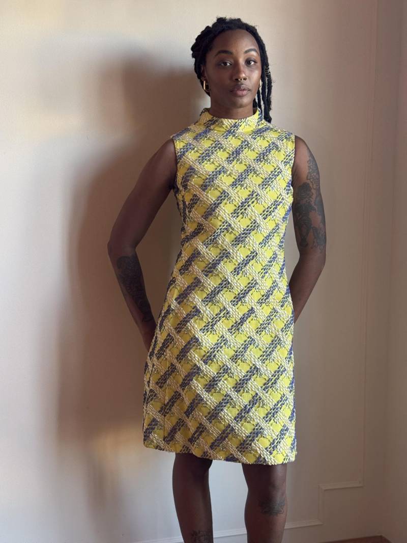 60Er Jahre Mini Kleid - Gelb Blau Metallic Gewebter Stehkragen von PlumeVintageBoutique