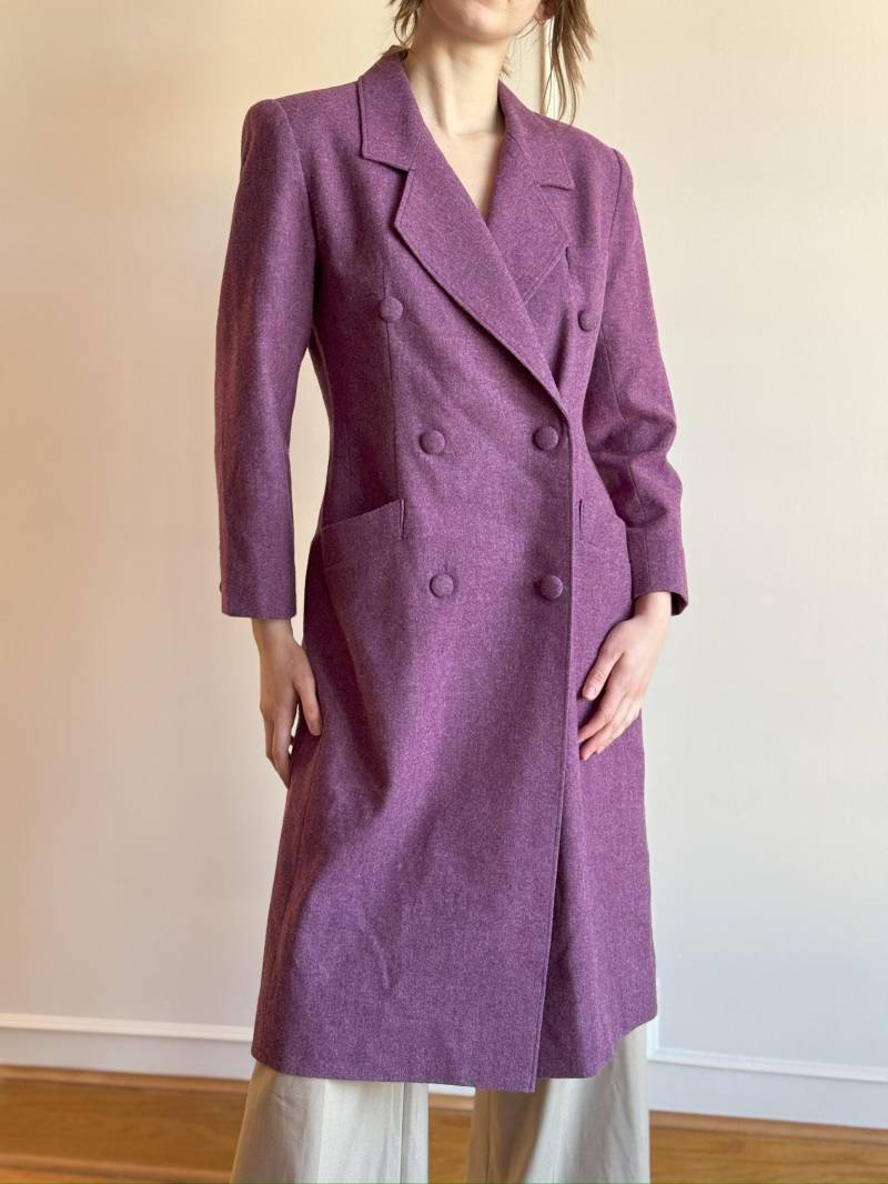 70Er Jahre Flieder-Lila Wolle Mantel Zweireihig Strukturierte Silhouette Breite Revers Front-Taschen Longline-Passform von PlumeVintageBoutique
