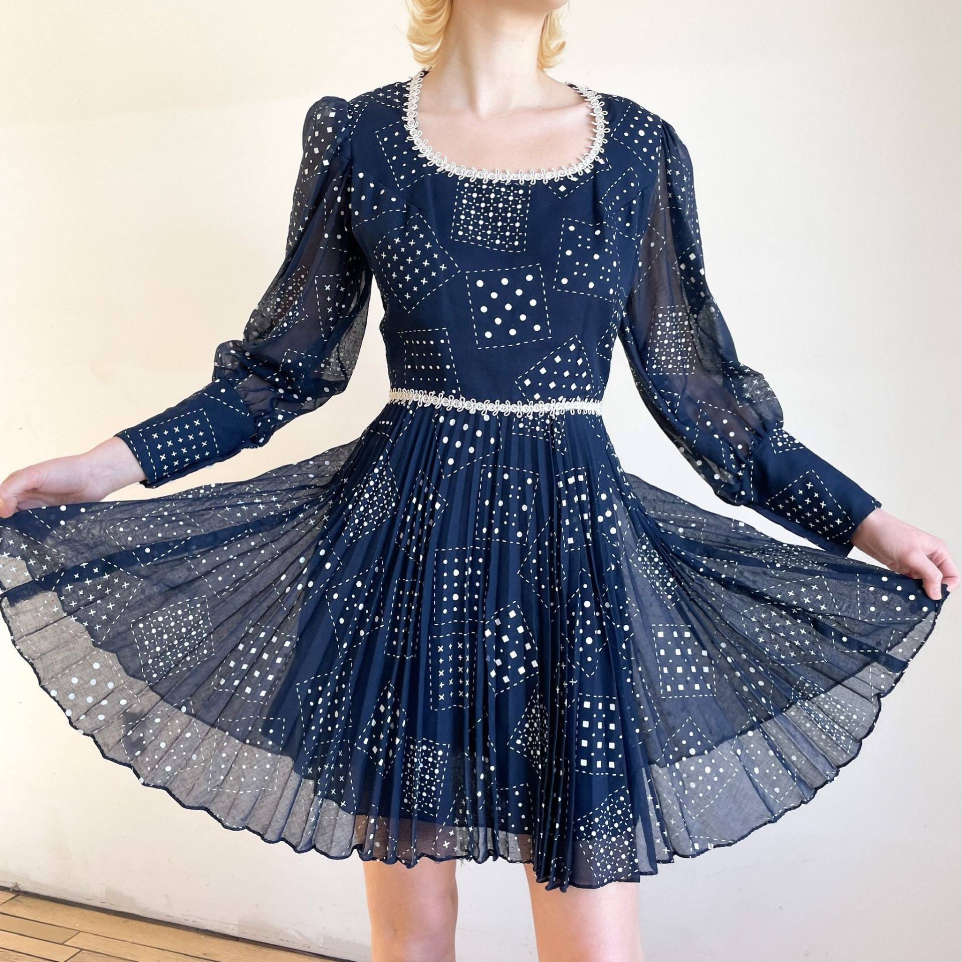 70Er Jahre Mini Kleid - Transparente Bischof Ärmel Fit & Flare Polka Dot von PlumeVintageBoutique