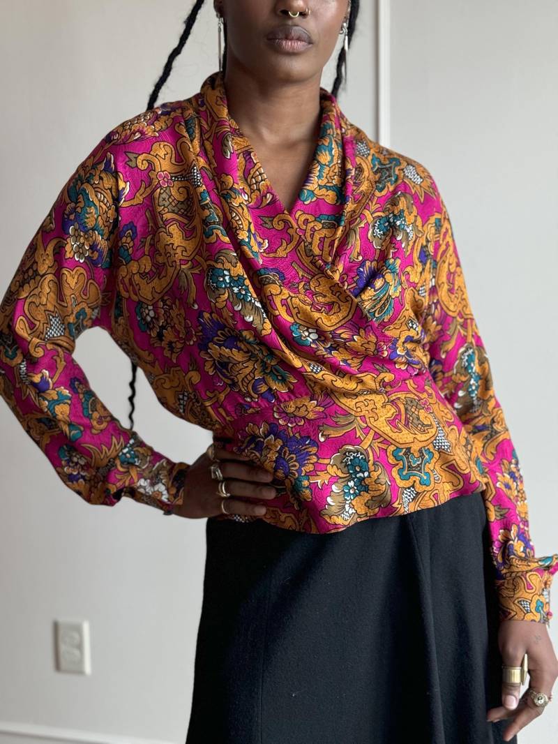 Vintage 80Er Jahre Seidenbluse - Magenta Gold Neuheitsdruck Mit Wasserfallausschnitt, Groß von PlumeVintageBoutique