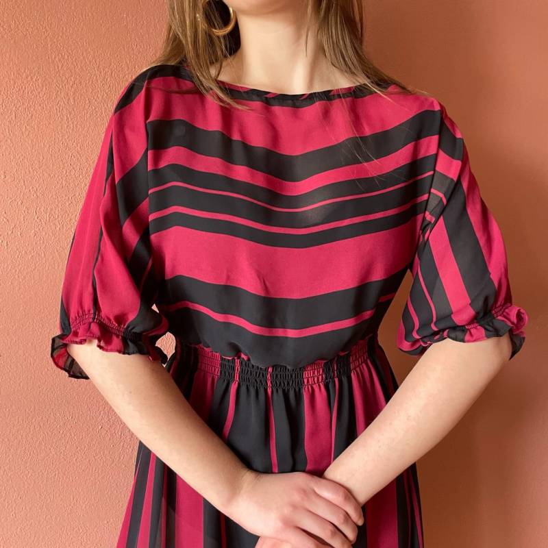 80Er Jahre Colorblock Gestreiftes Kleid - Kastanienbraune Und Schwarze Halbtransparente Dolman-Ärmel von PlumeVintageBoutique
