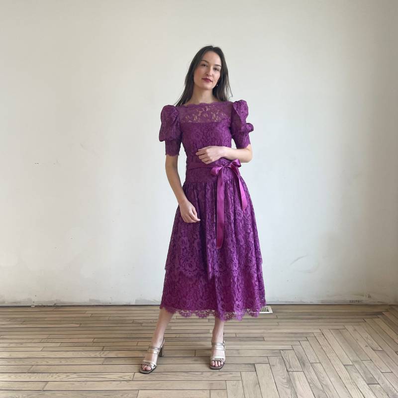80Er Kleid Lila Spitzenkleid Tropfen Taille Abendkleid Partykleid Puffärmel Illusion Midi Schleife Zweilagiger Rock von PlumeVintageBoutique