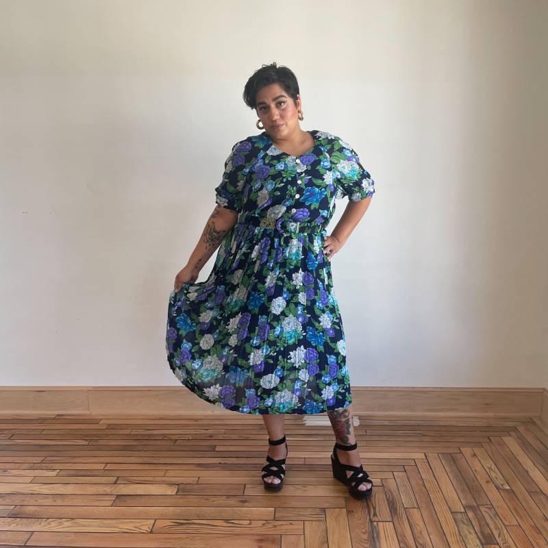 80Er Midi Kleid Blau Navy Floral Bedrucktes Kurze Puffärmel Knopf Runter Gürtel Falten Rock von PlumeVintageBoutique
