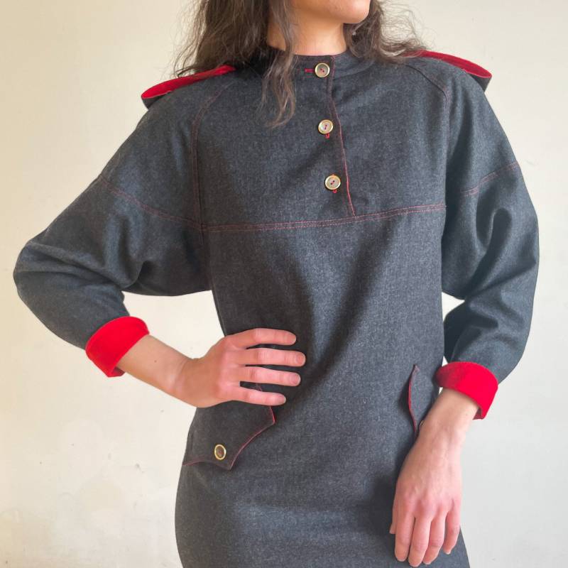 80Er Jahre Midikleid Aus Wolle Mit Fledermausärmeln Und Roten Ziernähten von PlumeVintageBoutique