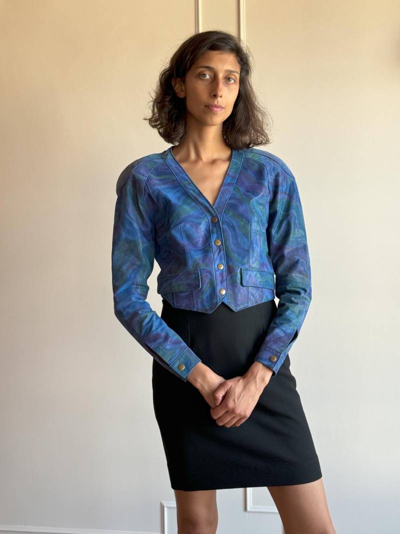 90Er Jahre Crop Lederjacke/Lila Blau Marmoriert Glitzernde Druckknopf-Herbst-Moto-Jacke von PlumeVintageBoutique