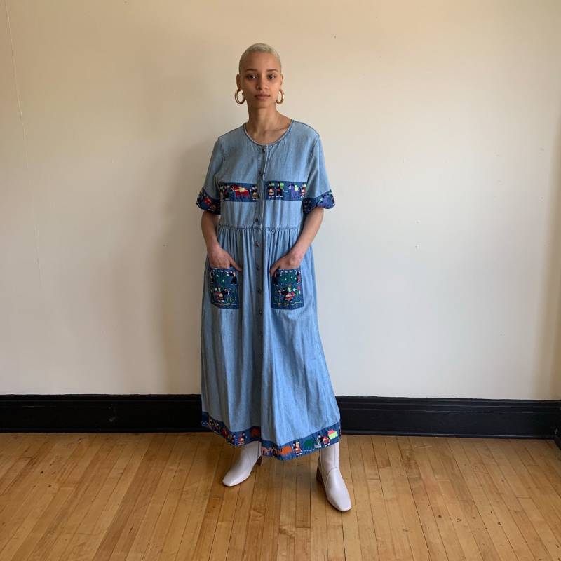 90S Denim Maxi Kleid - Bunt Bestickte Menschen & Tiere von PlumeVintageBoutique