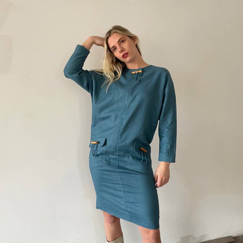 90S Blaues Leinen-Fledermauskleid - Holzakzent-Minikleid von PlumeVintageBoutique