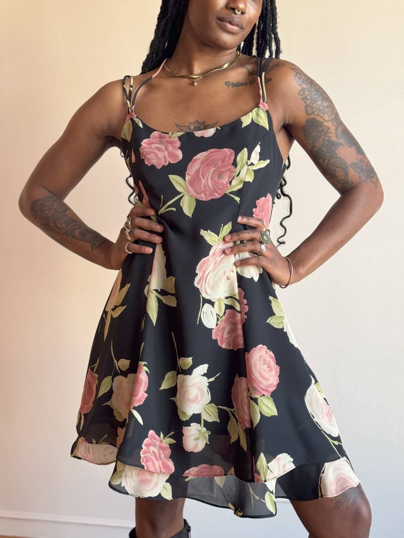 90Er Jahre Floral Babydoll Kleid - Schwarz Rosa Rosen Print Mit Schärpe 90Er Jahre Floral Babydoll Kleid - Schwarz Rosa Rosen Print Mit Schärpe von PlumeVintageBoutique