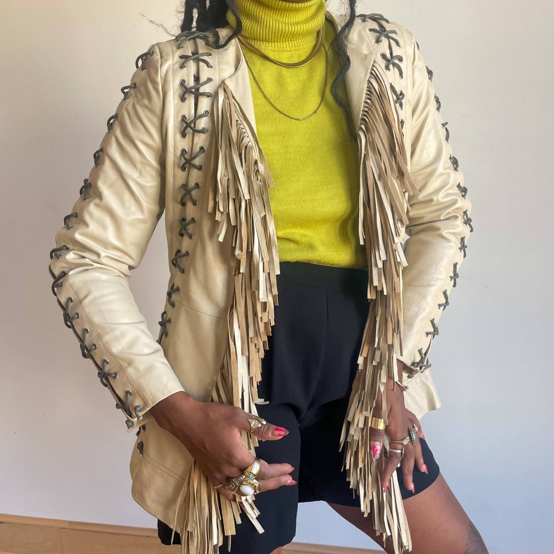 90Er Jahre Hellbraune Lederjacke Mit Fransen, Korsettschnürung, Rock N Roll von PlumeVintageBoutique