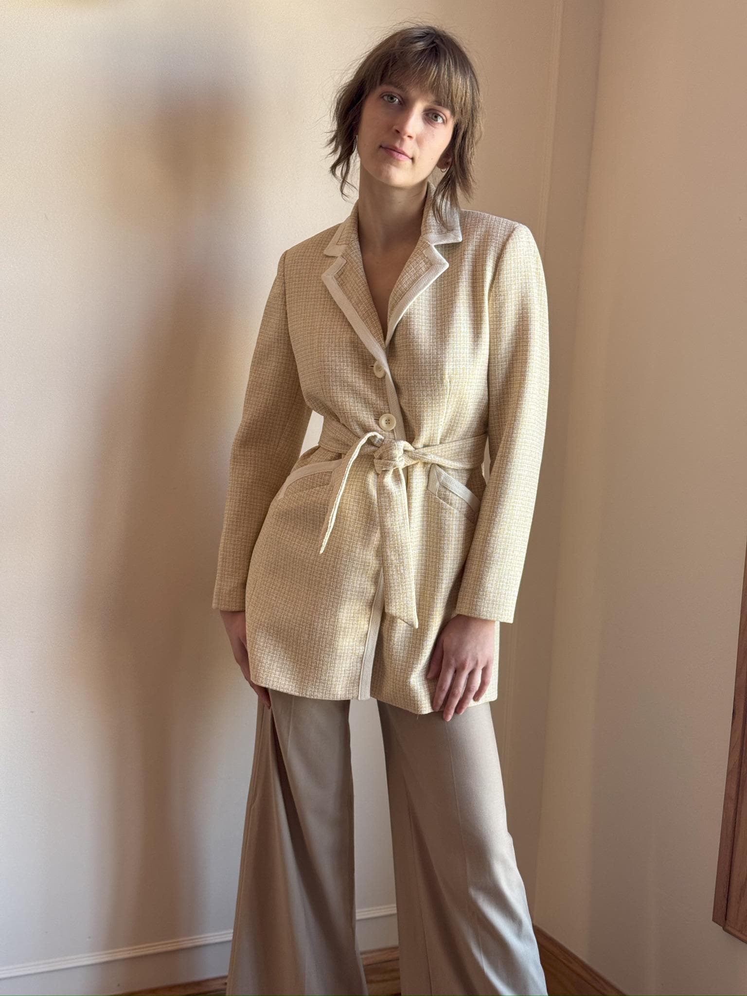 90S/00S Le Suit Petite Tweed Blazer Gekerbtes Revers Knopfverschluss Gürtel Taille Preppy Jacke Creme S/M von PlumeVintageBoutique
