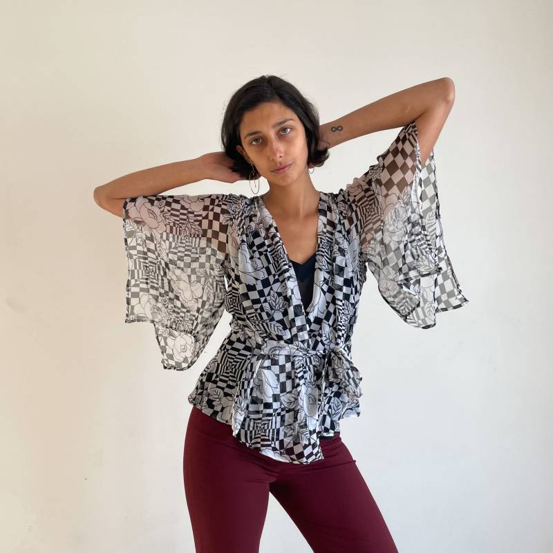 Y2K Transparentes Seiden-Wickeltop Mit Karomuster Und Flatterärmeln von PlumeVintageBoutique