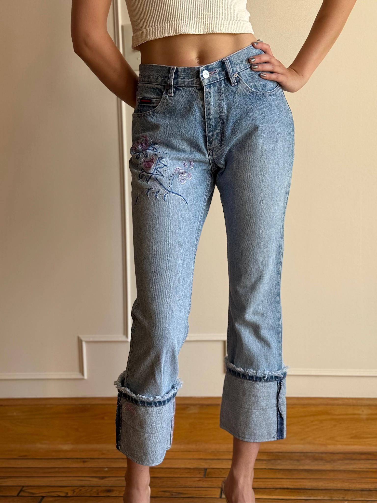 Y2K Fubu Bestickte Jeans - Raw Hem Light Wash Denim 27W von PlumeVintageBoutique
