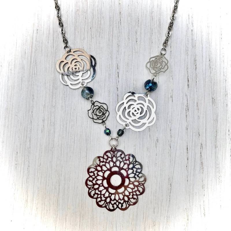 Boho-Chic-Blumenkette Aus Silbernem Metall Mit Blumenförmigen Drucken Und Facettierten Blauen Glasperlen Für Damen von Plumedargent