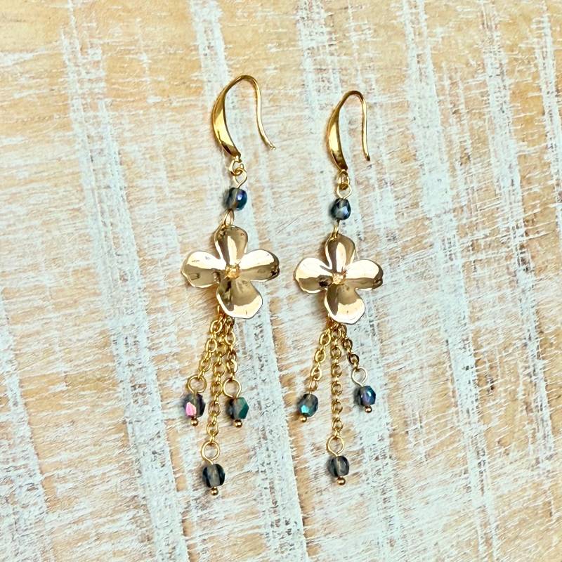 Lange Hakenohrringe Aus Vergoldetem Messing Mit Blumenanhänger Und Perlmuttblauen Glasperlenketten Für Damen von Plumedargent