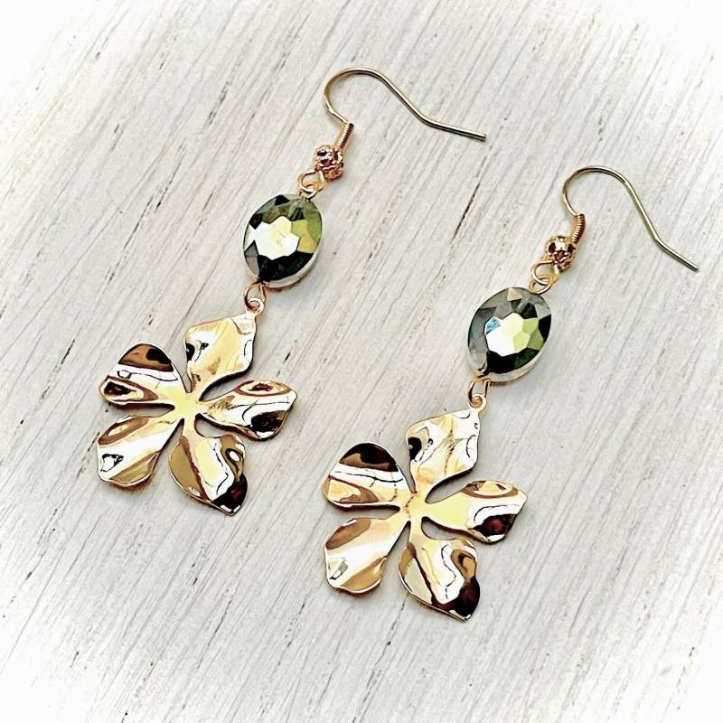 Vergoldete Messinghaken-Blumenohrringe Mit Ovalen Perlen Blau-Grün-Violetten Reflexen Und Plissiertem Blumenanhänger Für Damen von Plumedargent