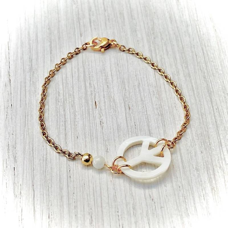 Vergoldetes Edelstahl-Kettenarmband Mit Peace-Verbinder Und Weißer Perlmuttperle Für Damen von Plumedargent