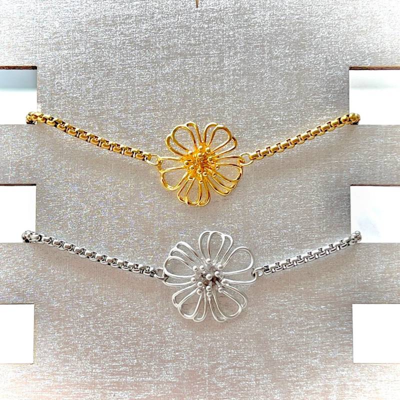 Verstellbares Blumenarmband Mit Schiebeglied Und Durchbrochenem Blumenanhänger - Vergoldetes Messing Oder Mattes Silberrhodiniert Für Damen von Plumedargent