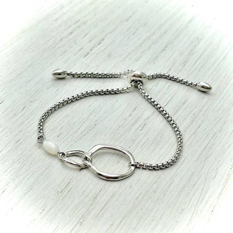 Verstellbares Silbernes Metallarmband Mit Verschiebbarem Glied Und Glänzendem Silbernem, Ineinander Verschlungenem Ringverbinder von Plumedargent